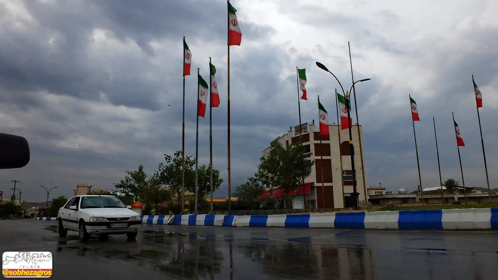 بام نفت ایران در یک روز بارانی+ تصاویر