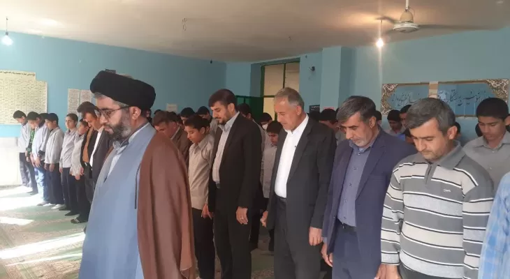 اقامه نماز شورای اداری لنده با دانش آموزان