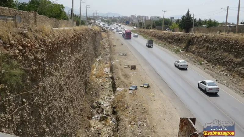 خطر در کمین خودروهای عبوری از پل بنسنجان