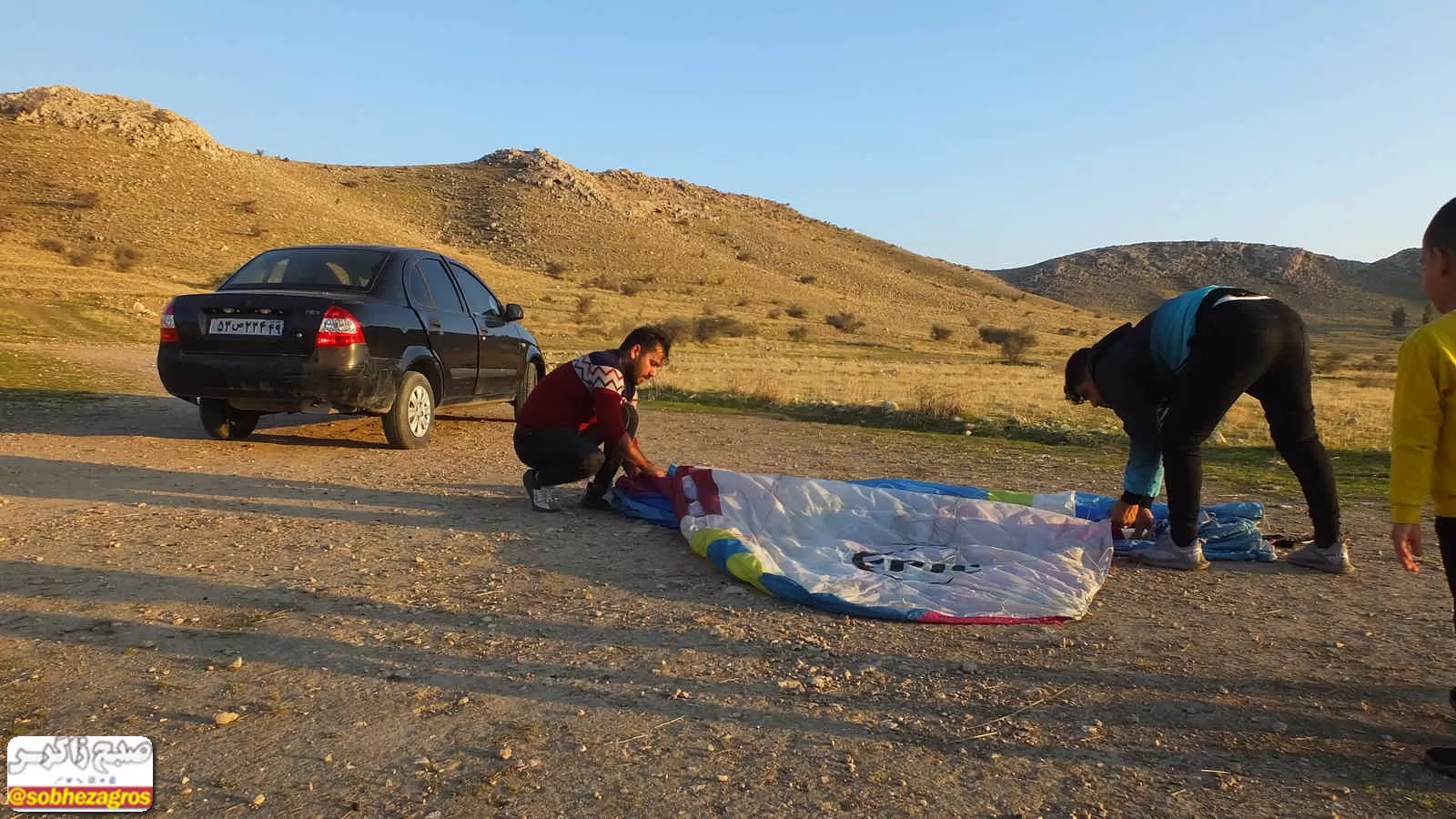 پرواز دیدنی پاراگلایدرها در بام نفت ایران