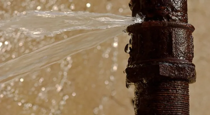 آب شرب «بلهزار» با شکستگی هدر می‌رود+فیلم