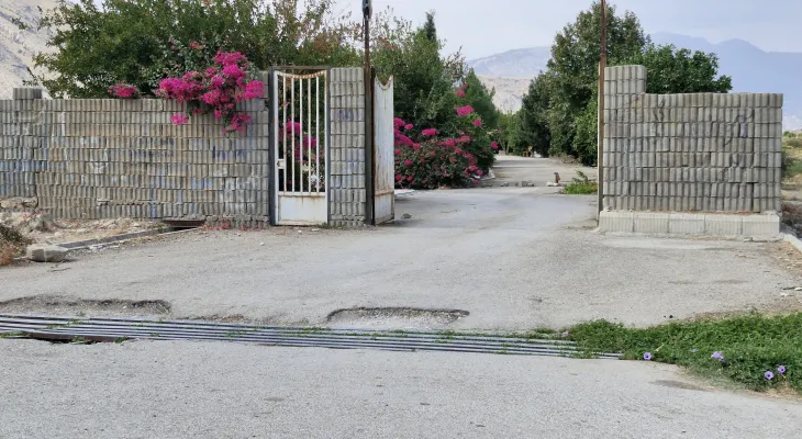 دانشگاه پیام‌نور باشت در محاصره خار و خاشاک