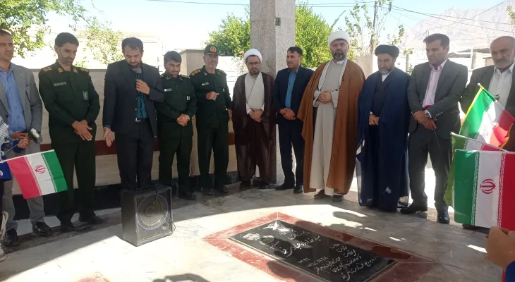 غبار رویی گلزار شهدا توسط مسئولان بهمئی