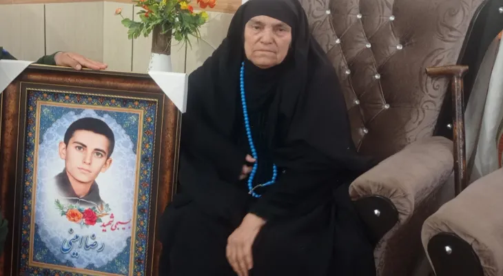 چشم‌انتظاری مادر یک شهید برای دیدار قبر فرزندش
