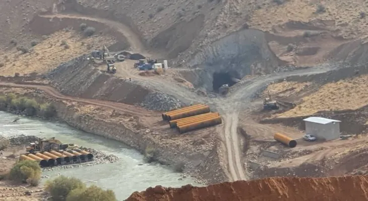 تداوم احداث یک سد غیرقانونی در همسایگی دنا
