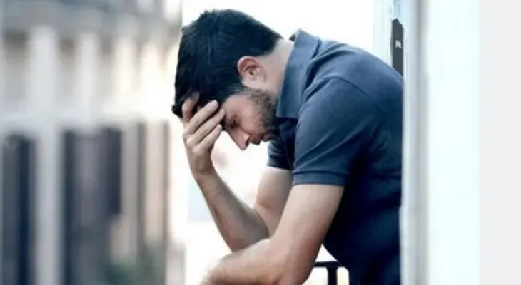 چشم‌انتظاری جوانان پشت درب‌های بسته بانک‌ها