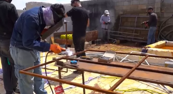 روایت مستند از آماده‌سازی تابلوهای شهدا+ فیلم