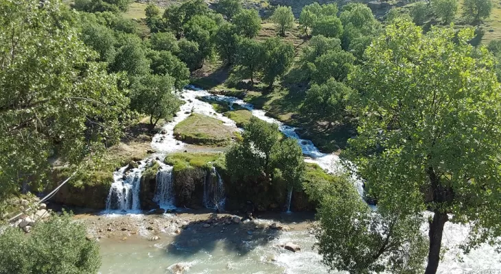 آبشار آبریز،آبشاری با چشمه‌های جوشان و زیبا