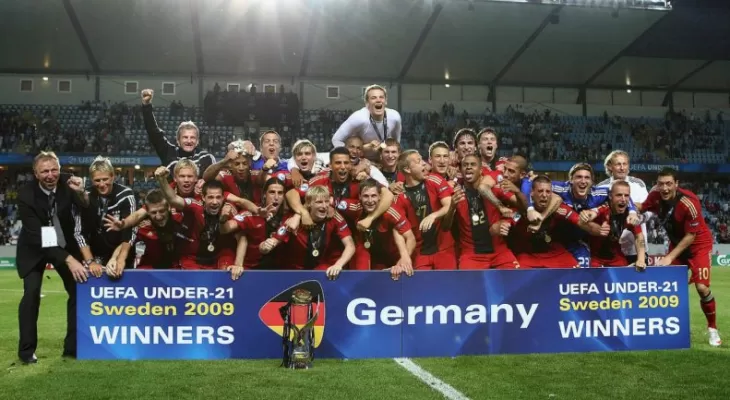 دفترچه تلفن شگفت‌انگیز اشکان دژاگه