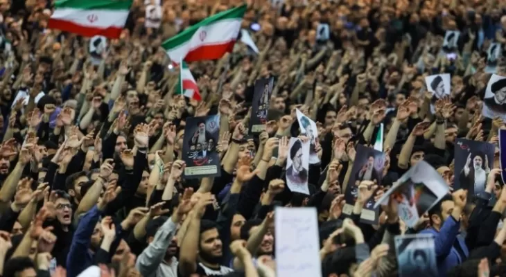 حرکت خیل‌عظیم مردم برای اقامه‌نماز برپیکر شهدای خدمت