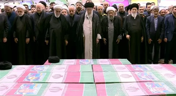 اقامه نماز رهبر انقلاب بر پیکر شهدای خدمت