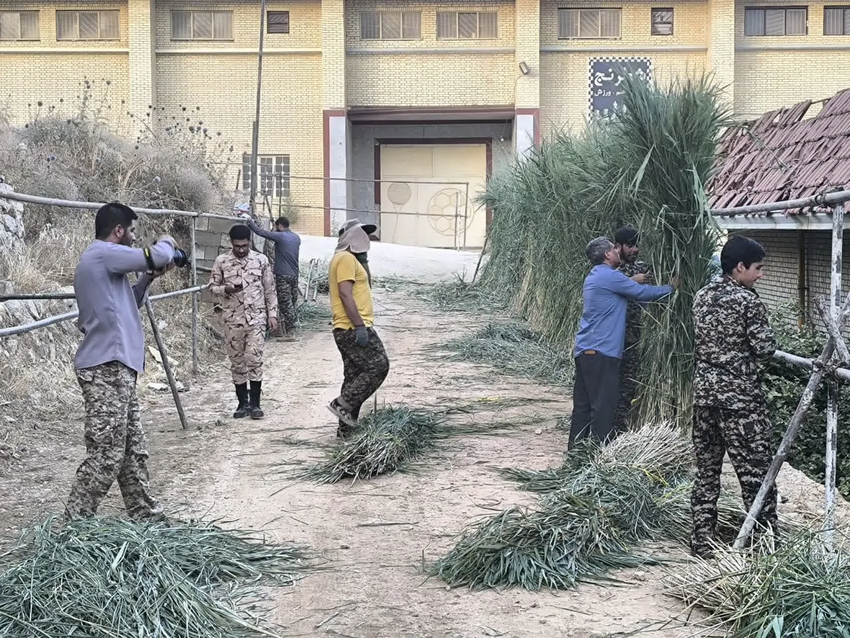 فضاسازی محل برگزاری اجلاسیه شهدای شهرستان دنا