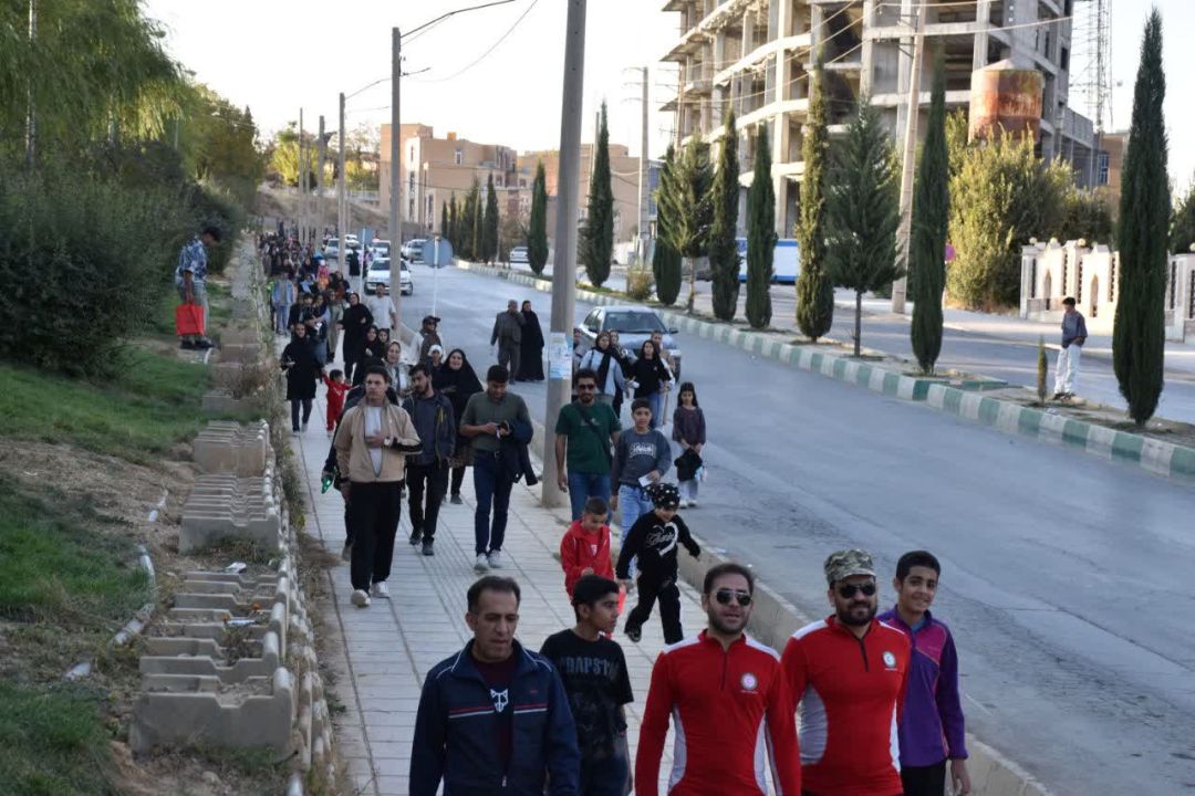 رقص قدم‌ها در پیاده‌روی خانوادگی یاسوج