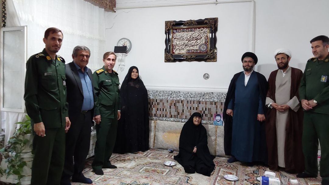 تجلیل از شهدا در قلب لنده