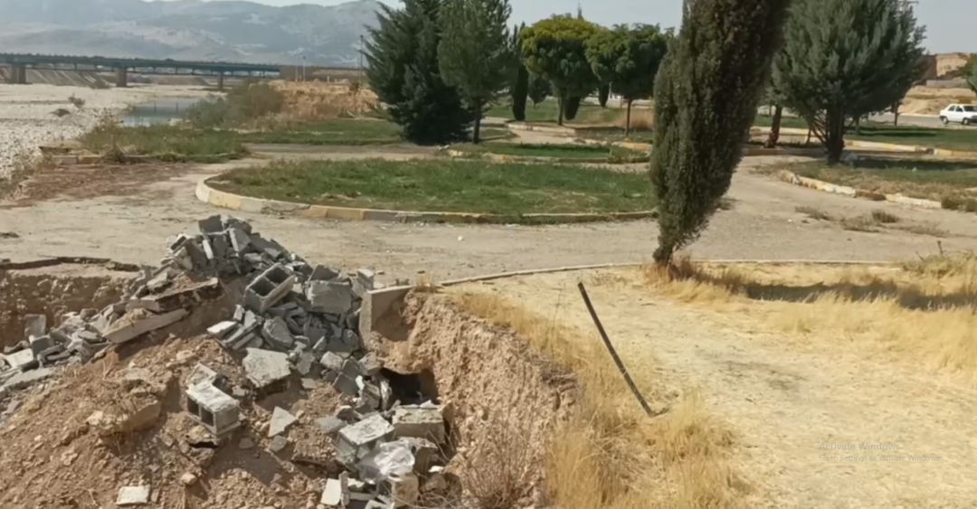 پـارک غــدیر یــاسوج؛ محاصره شده در نخالههای ساختمانی