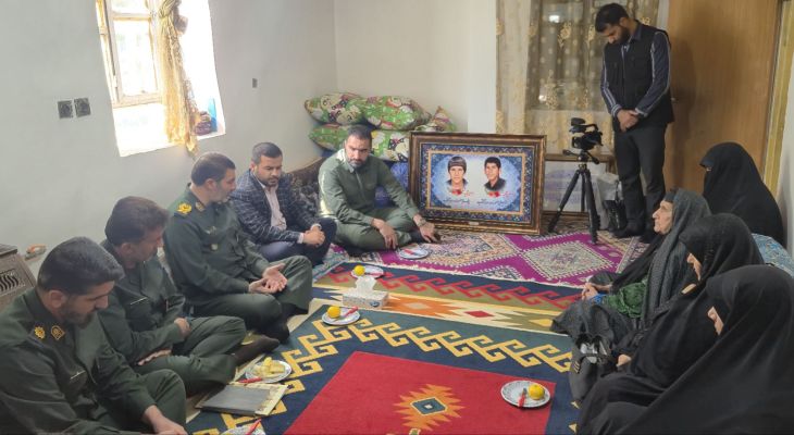 دیدار سردار مثنوی با خانواده ٢ شهید دانش‌آموز