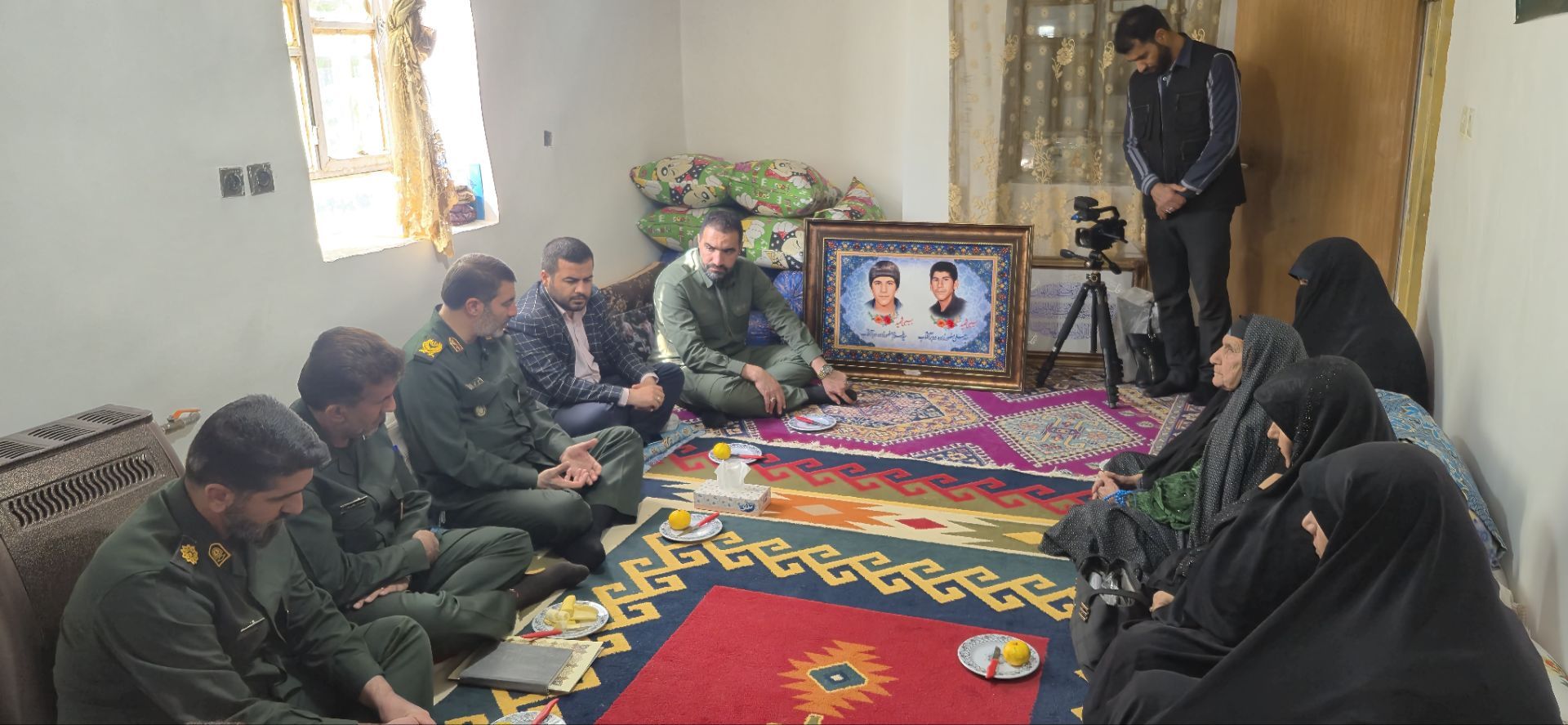 دیدار سردار مثنوی با خانواده ٢ شهید دانش‌آموز