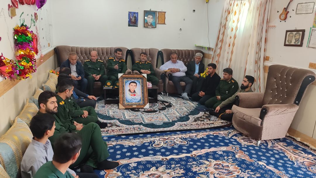 تجلیل از مادر دانش‌آموز شهید در بهمئی