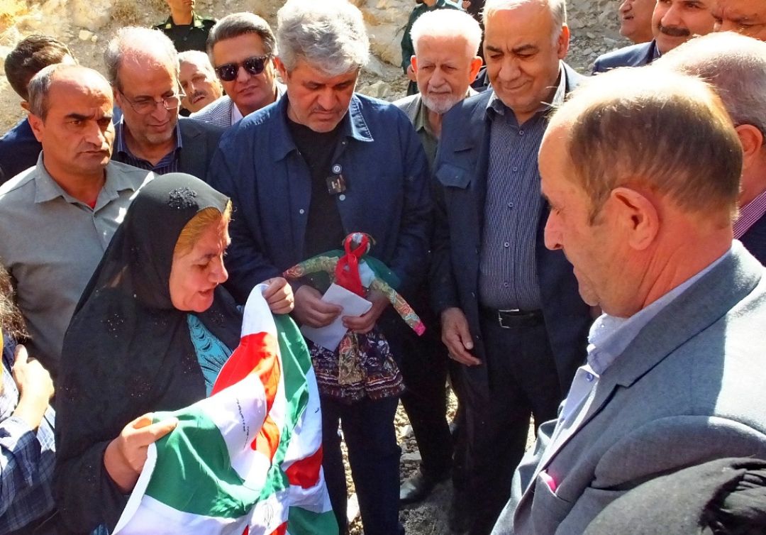 سوغات بانوی گچسارانی برای رهبر انقلاب و رئیس‌جمهور