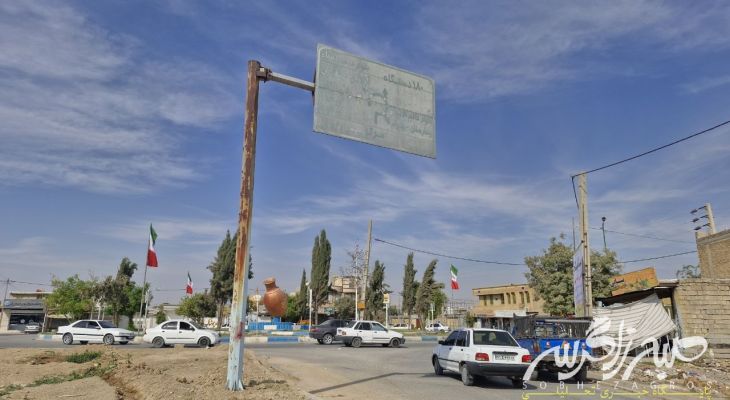 فرسودگی تابلوهای شهری و بی‌هویتی میدان مرکزی دهدشت
