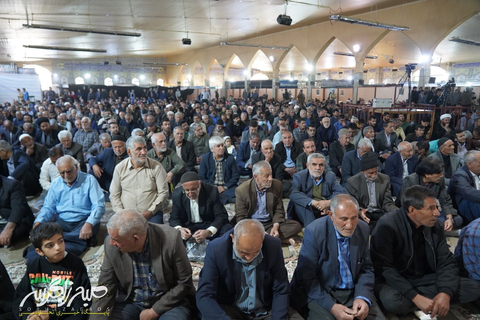 شکوه نماز جمعه در سایه‌سار دنا