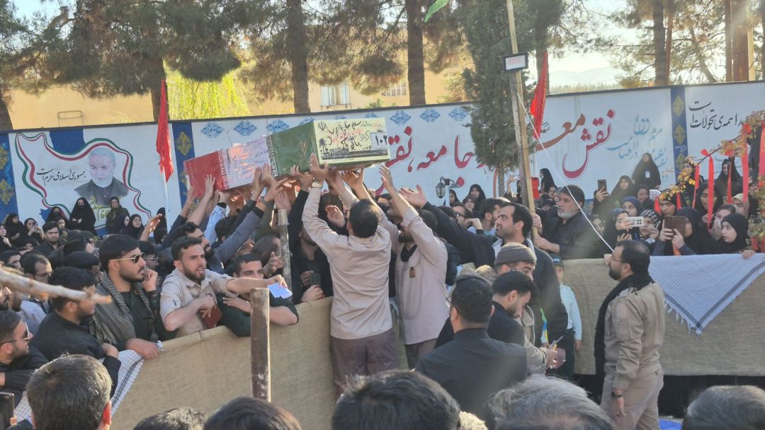 شهید گمنام در میان آینده‌سازان ایران