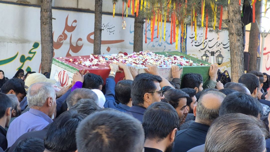 شهید گمنام در میان آینده‌سازان ایران