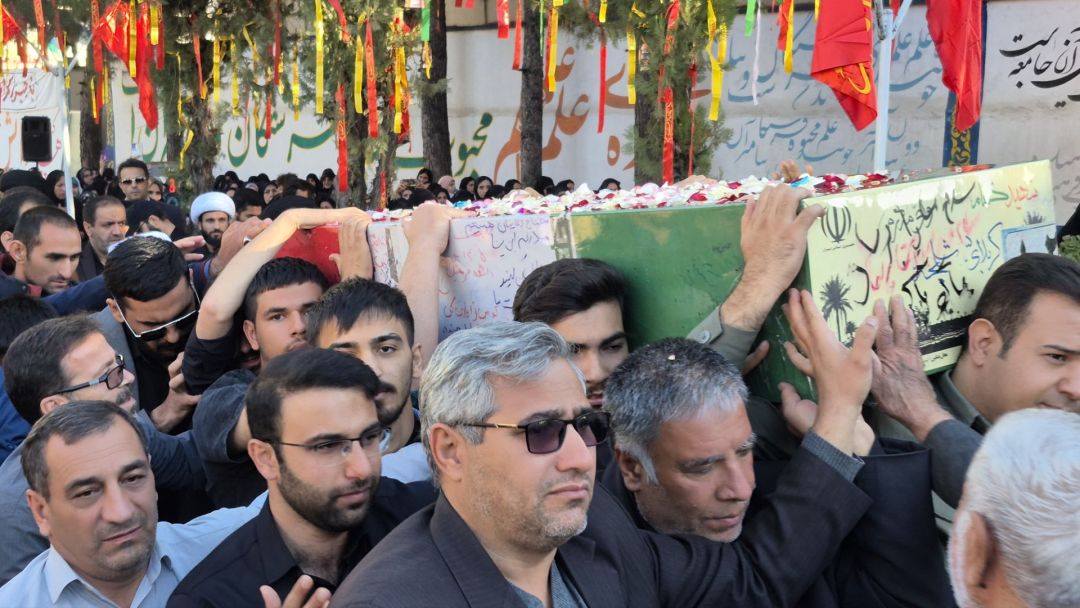 شهید گمنام در میان آینده‌سازان ایران