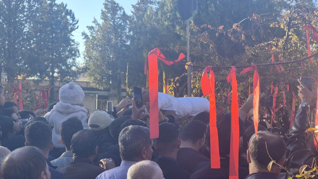 شهید گمنام در میان آینده‌سازان ایران