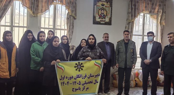 همراهی دانش‌آموزان در دیدار با خانواده شهدا