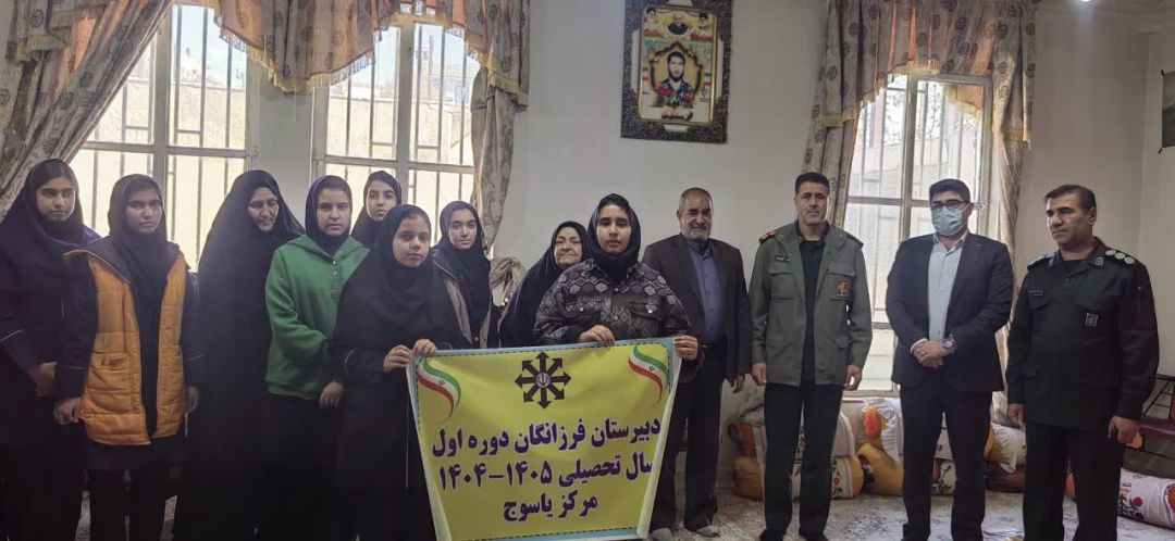 همراهی دانش‌آموزان در دیدار با خانواده شهدا