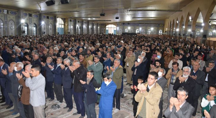 هم‌نوایی باران و مناجات در نمازجمعه یاسوج