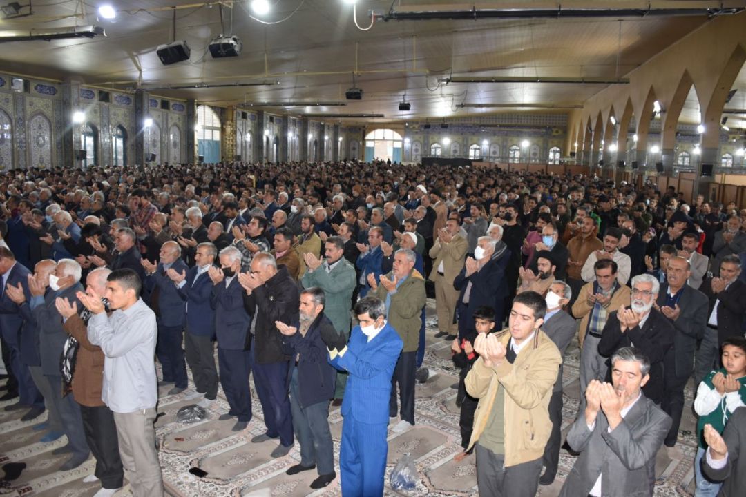 هم‌نوایی باران و مناجات در نمازجمعه یاسوج