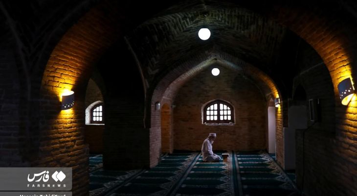 آجرهای خاموش، روایت‌گران هزار سال نیایش