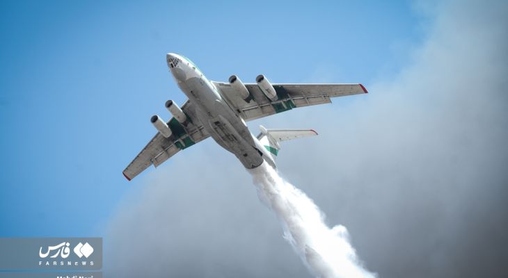 تلاش بی‌وقفه برای مهار آتش‌سوزی اسکله شهید رجایی