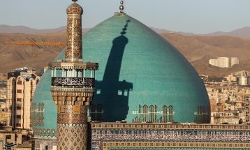 مراسم تعویض پرچم گنبد حرم مطهر رضوی