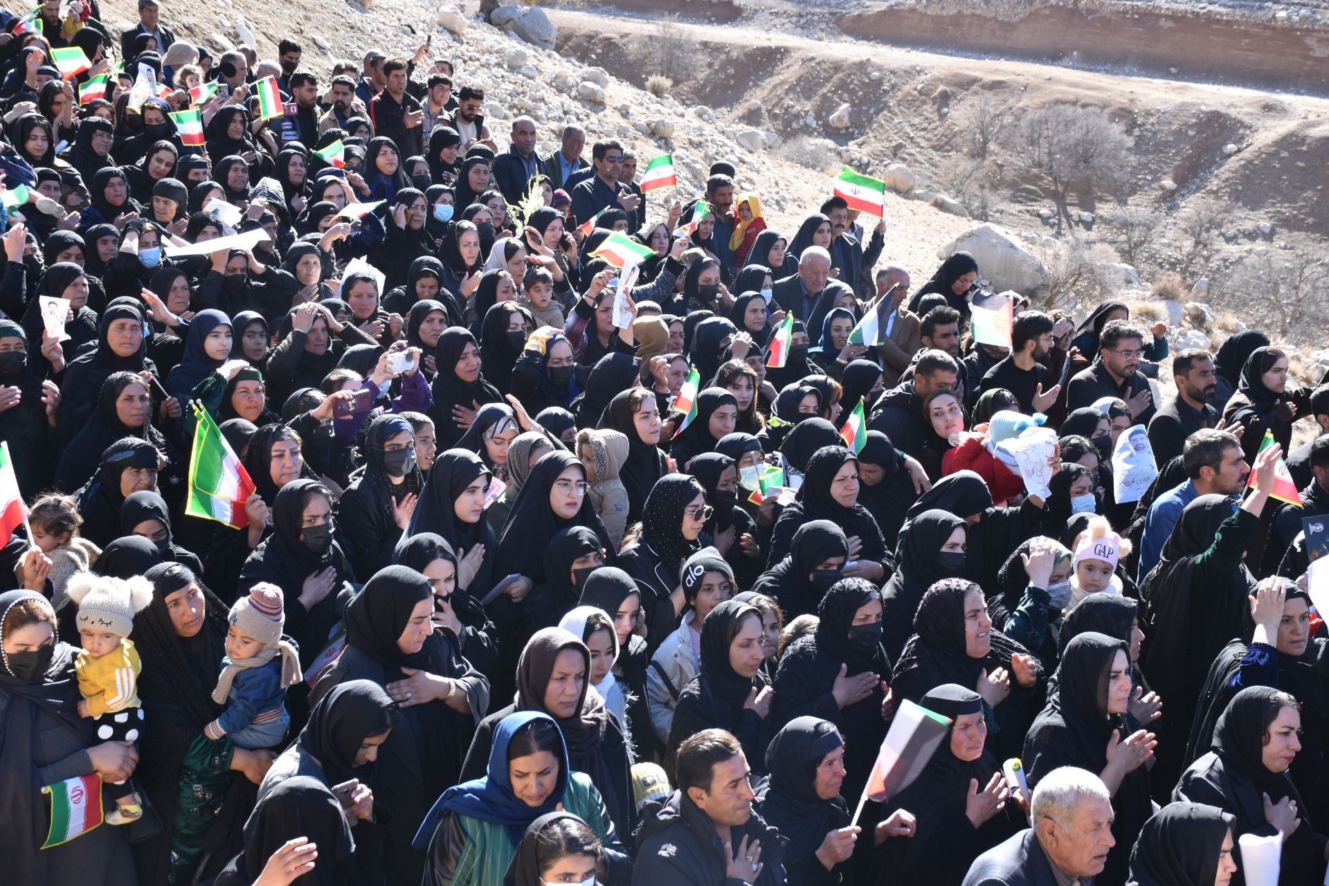 غوغای مردم لوداب در بدرقه پیکر شهید مجیدی‌مهر