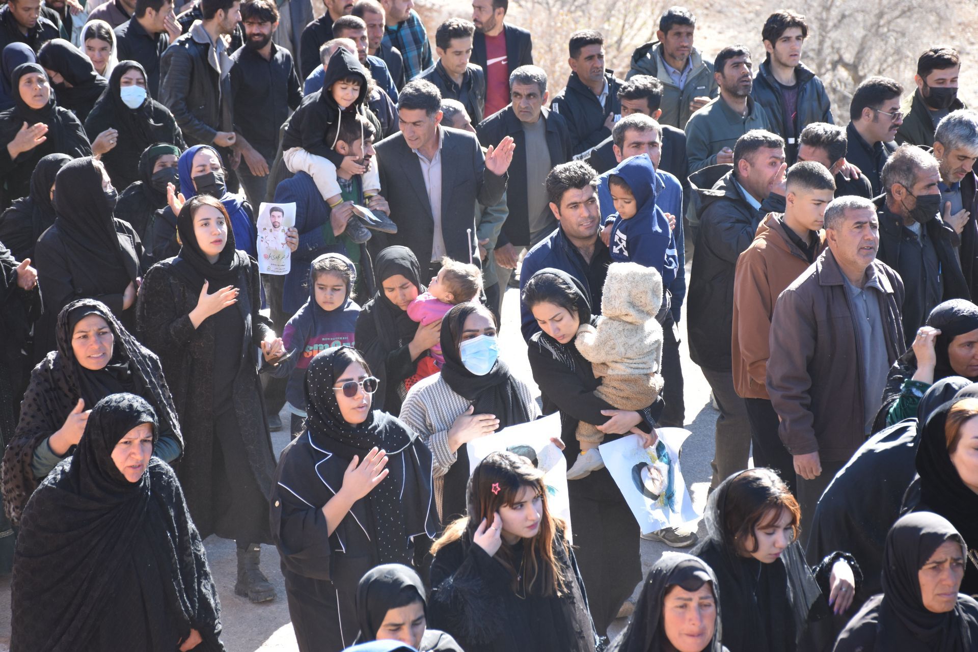 غوغای مردم لوداب در بدرقه پیکر شهید مجیدی‌مهر