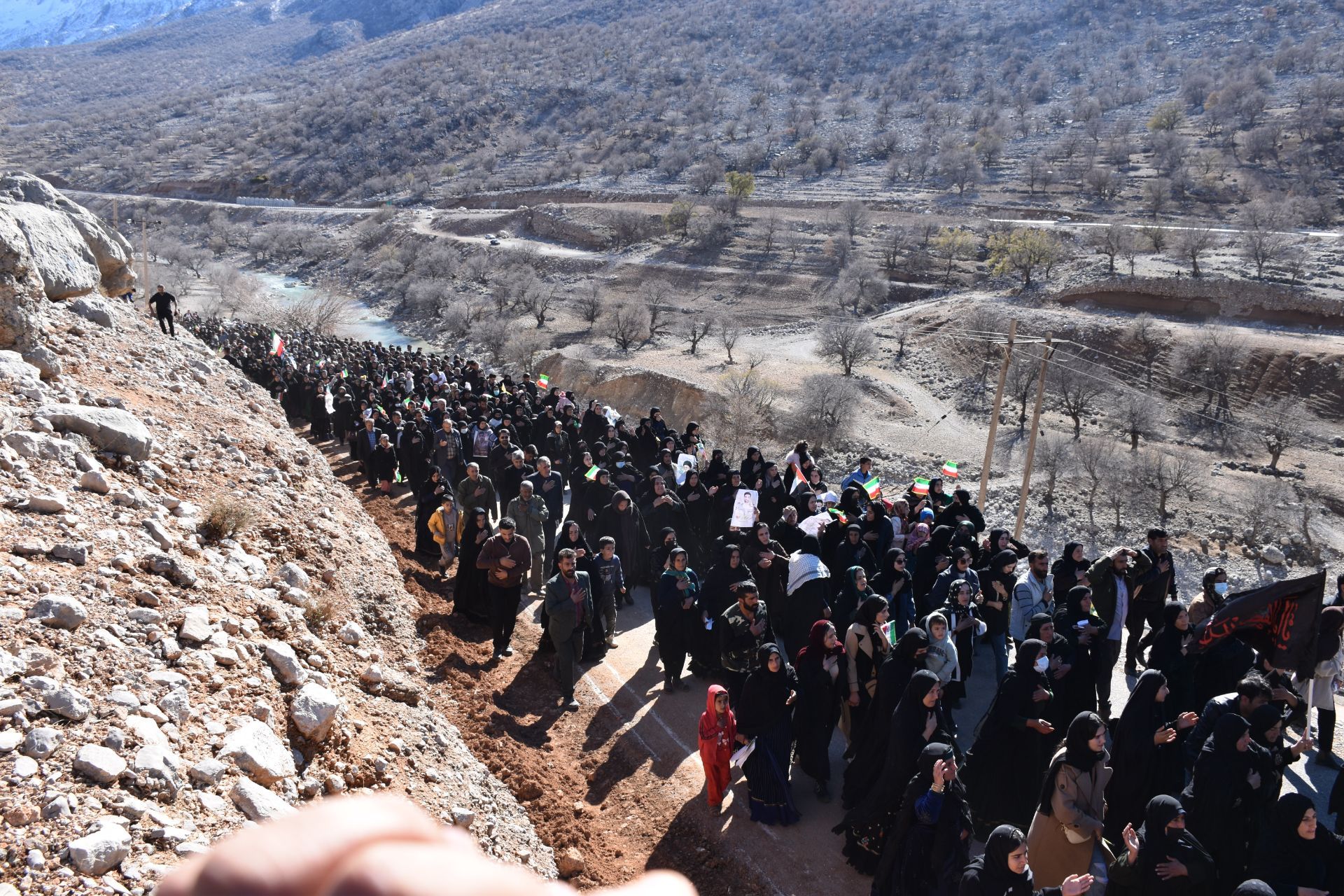 غوغای مردم لوداب در بدرقه پیکر شهید مجیدی‌مهر