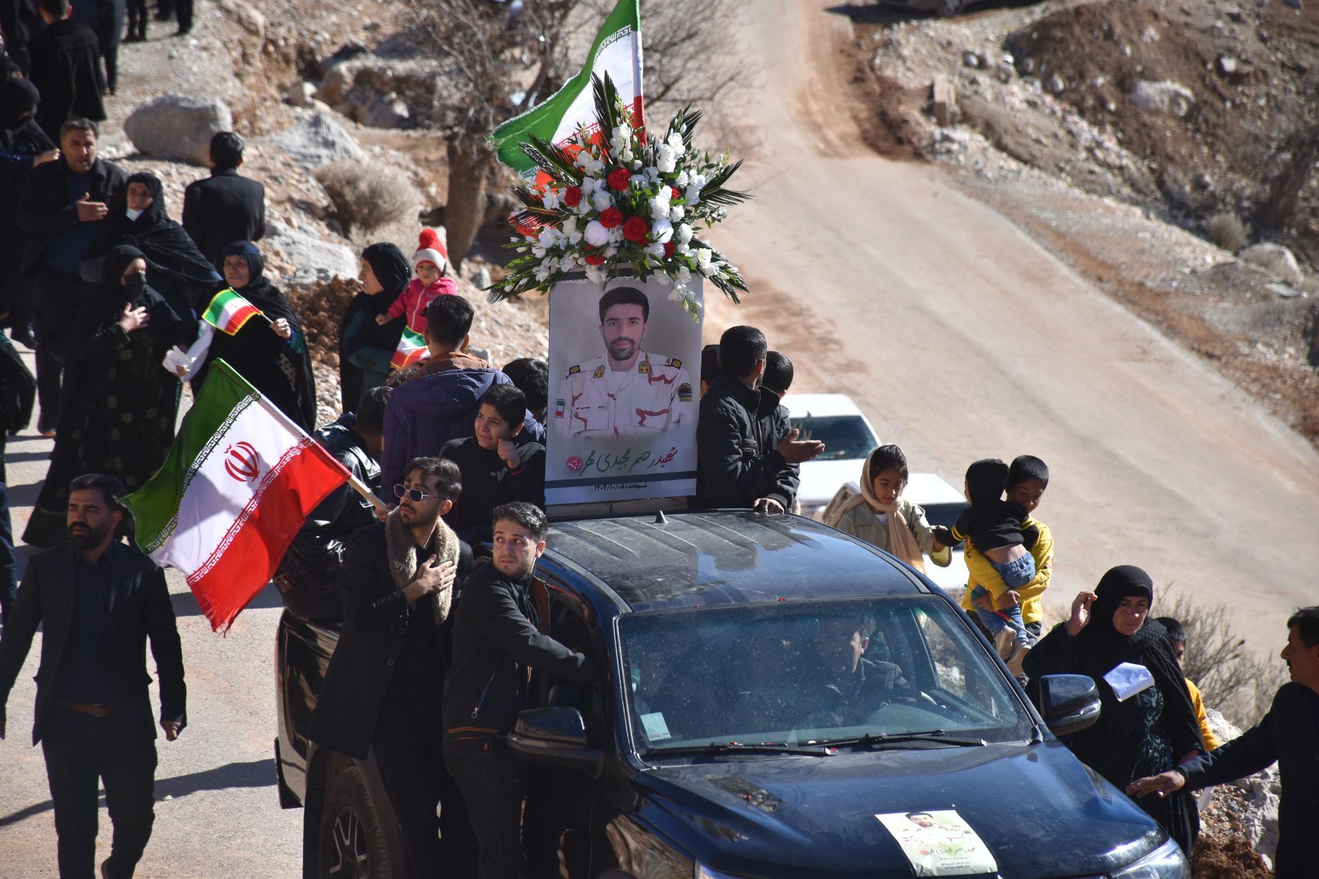 غوغای مردم لوداب در بدرقه پیکر شهید مجیدی‌مهر