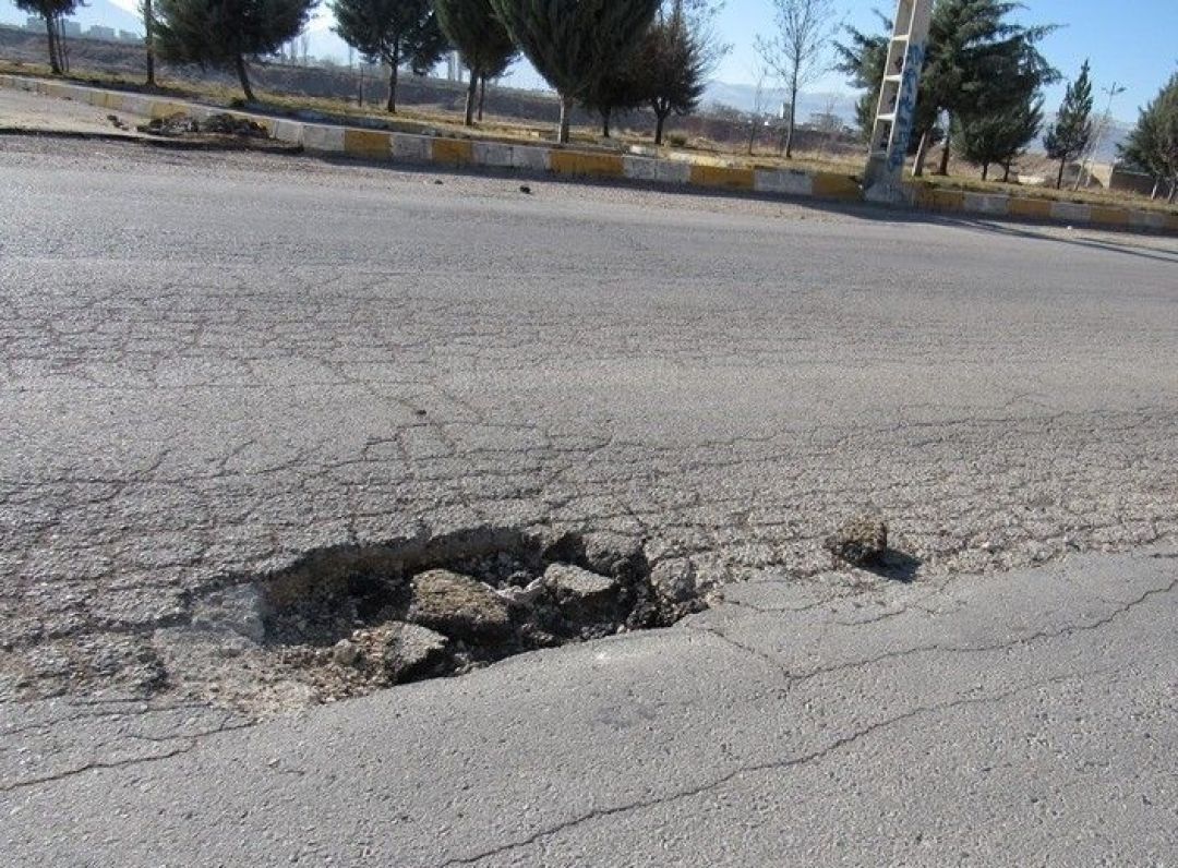 چاله‌ها؛ زخم‌هایی بر پیکر شهر یاسوج و خودروها