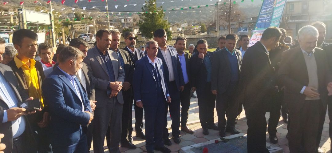 حضور استاندار در گلزار شهدای سرفاریاب