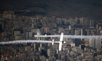 مانور هواپیماهای فوق سبک بر فراز برج میلاد