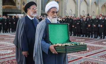 مراسم تعویض پرچم گنبد حرم مطهر رضوی