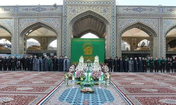 مراسم تعویض پرچم گنبد حرم مطهر رضوی