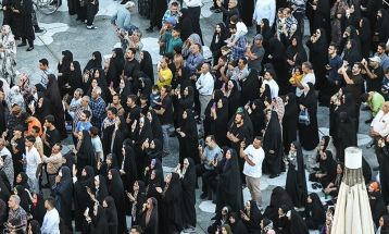 مراسم تعویض پرچم گنبد حرم مطهر رضوی
