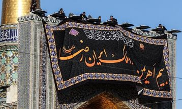 مراسم تعویض پرچم گنبد حرم مطهر رضوی
