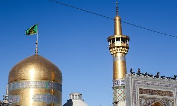 مراسم تعویض پرچم گنبد حرم مطهر رضوی