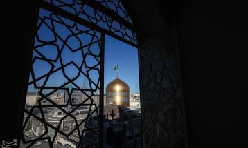 مراسم تعویض پرچم گنبد حرم مطهر رضوی