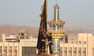 مراسم تعویض پرچم گنبد حرم مطهر رضوی